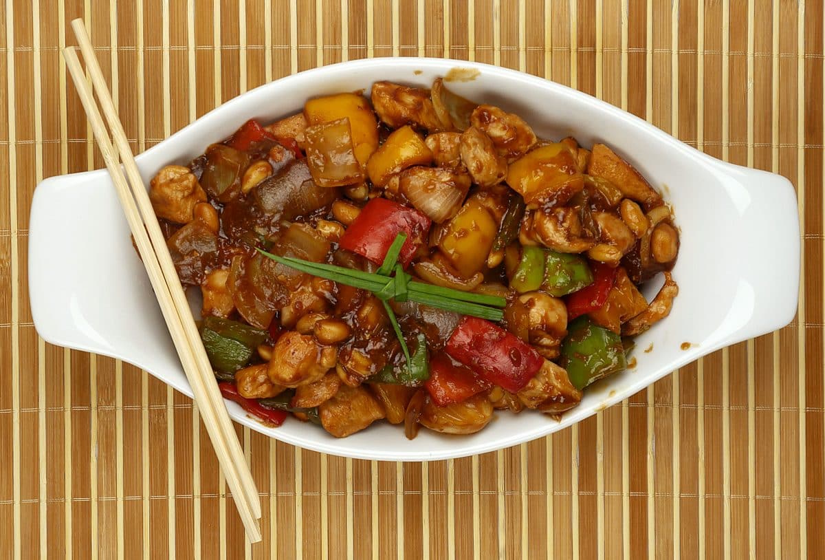 Frango Kung Pao. Comida tradicional chinesa. Frango xadrez. Vista