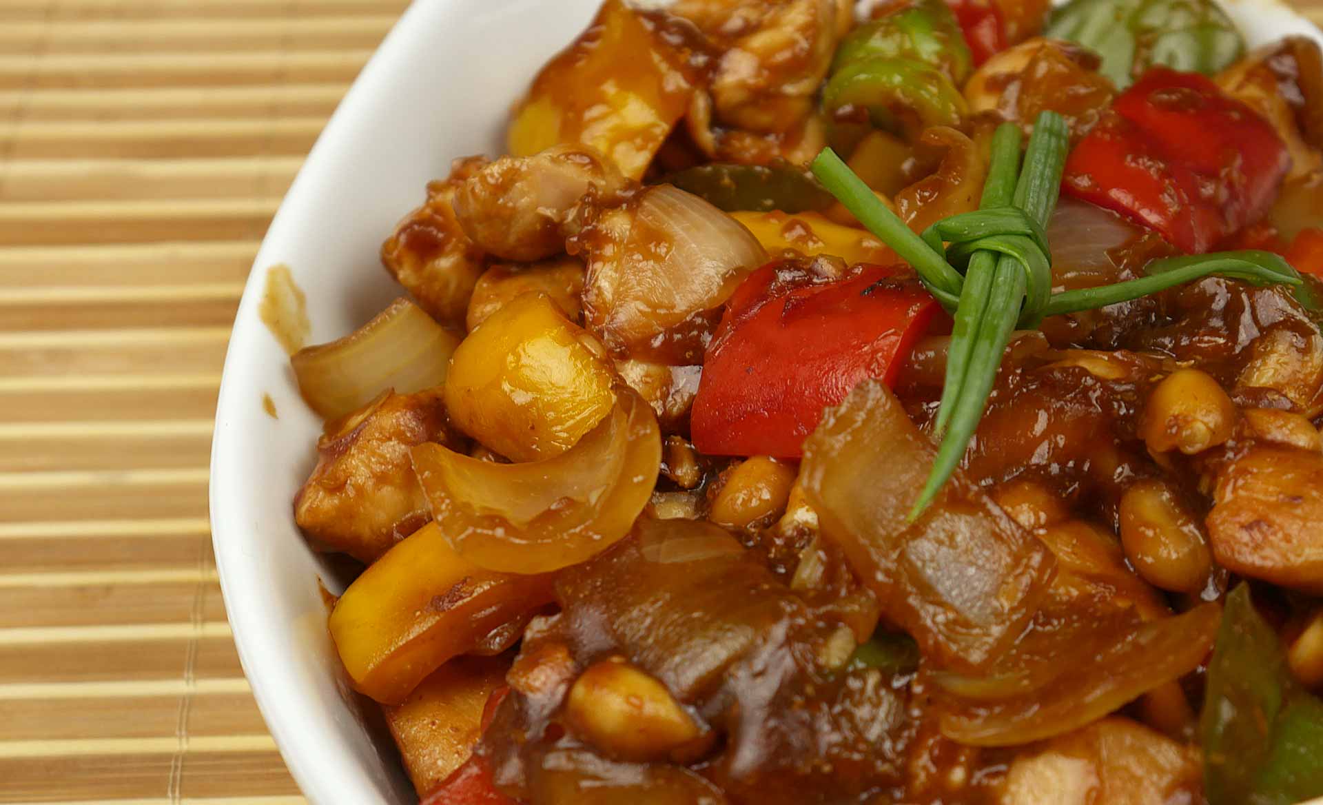 Restaurante Nosso Lar - O primeiro nome do Frango Xadrez é Gōngbǎo  Jīdīng. Na tradução em inglês tornou-se Kung Pao Chicken, mas foi no  português que ele ficou mais bonito. Caprichamos, enfeitamos